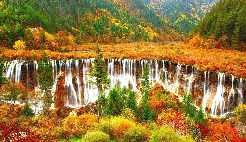 カラフルな自然カスケード美しい秋の景色山の滝、美しい秋の木々 高画質の壁紙