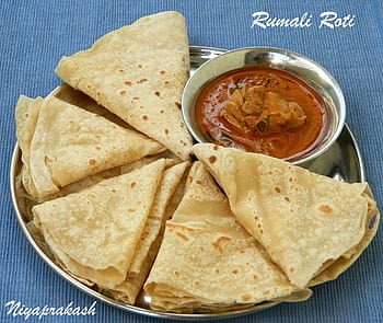 Assorted Indian Bread Basket includes chapati, tandoori roti or naan,  paratha, kulcha, fulka, missi roti Stock Photo - Alamy