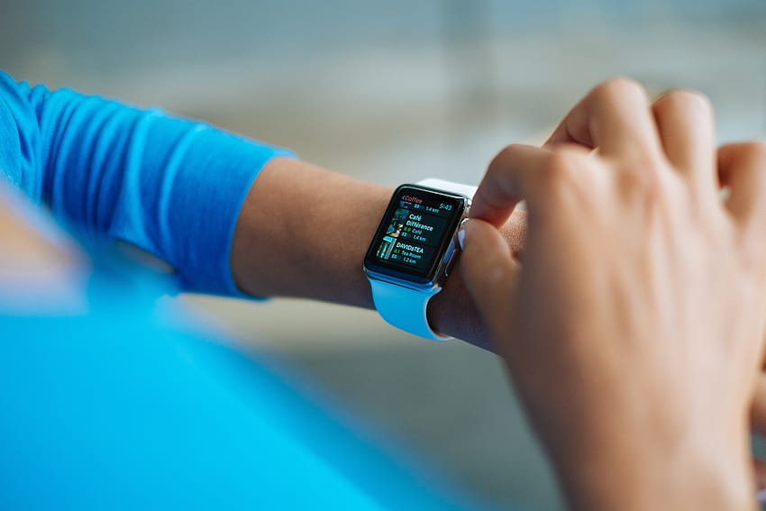 Persona in camicia a maniche lunghe blu che utilizza Smart Watch · Stock, orologio digitale Sfondo HD