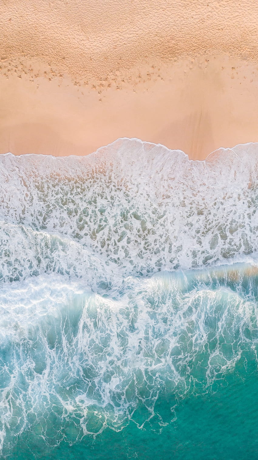 Drone de playa, arena de playa con vista aérea y olas del océano fondo de pantalla del teléfono