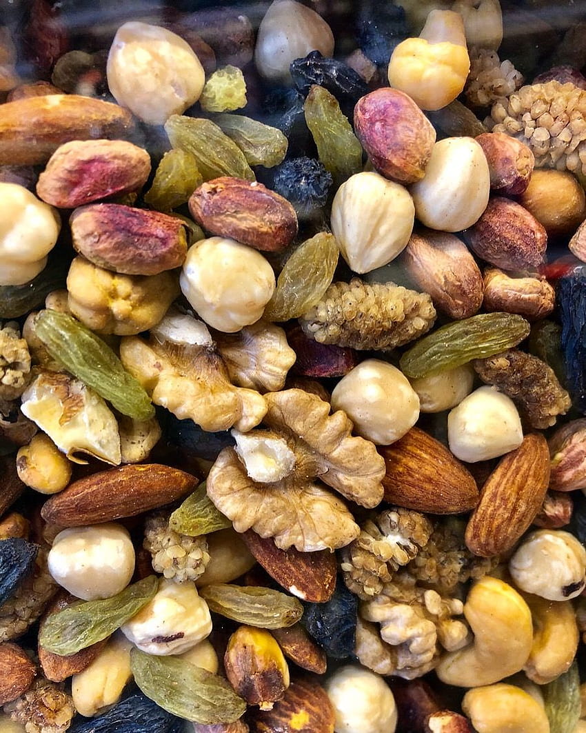 Ce mélange de noix et de fruits secs s'appelle 'ajil e moshkel gosha' en Iran, fruits secs Fond d'écran de téléphone HD