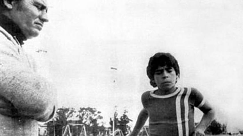 Es un enano, si tiene 8 años, yo soy Gardel”: el relato en firsta persona del “milagro” del “descubrimiento” de Diego Maradona, maradona black and white HD-Hintergrundbild