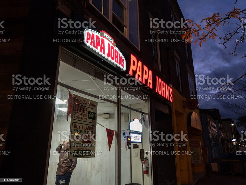 Il logo di Papa Johns davanti al loro fast food locale a Toronto, Ontario, Papa Johns Pizza è un cervello americano di pizzerie e ristoranti Stock Sfondo HD