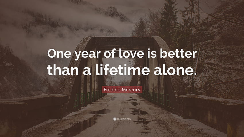 Zitat von Freddie Mercury: „Ein Jahr Liebe ist besser als ein ganzes Leben allein.“ HD-Hintergrundbild
