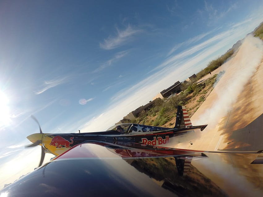La tecnologia Microsoft aiuta il pilota della Red Bull Air Race a gareggiare contro la Sfondo HD