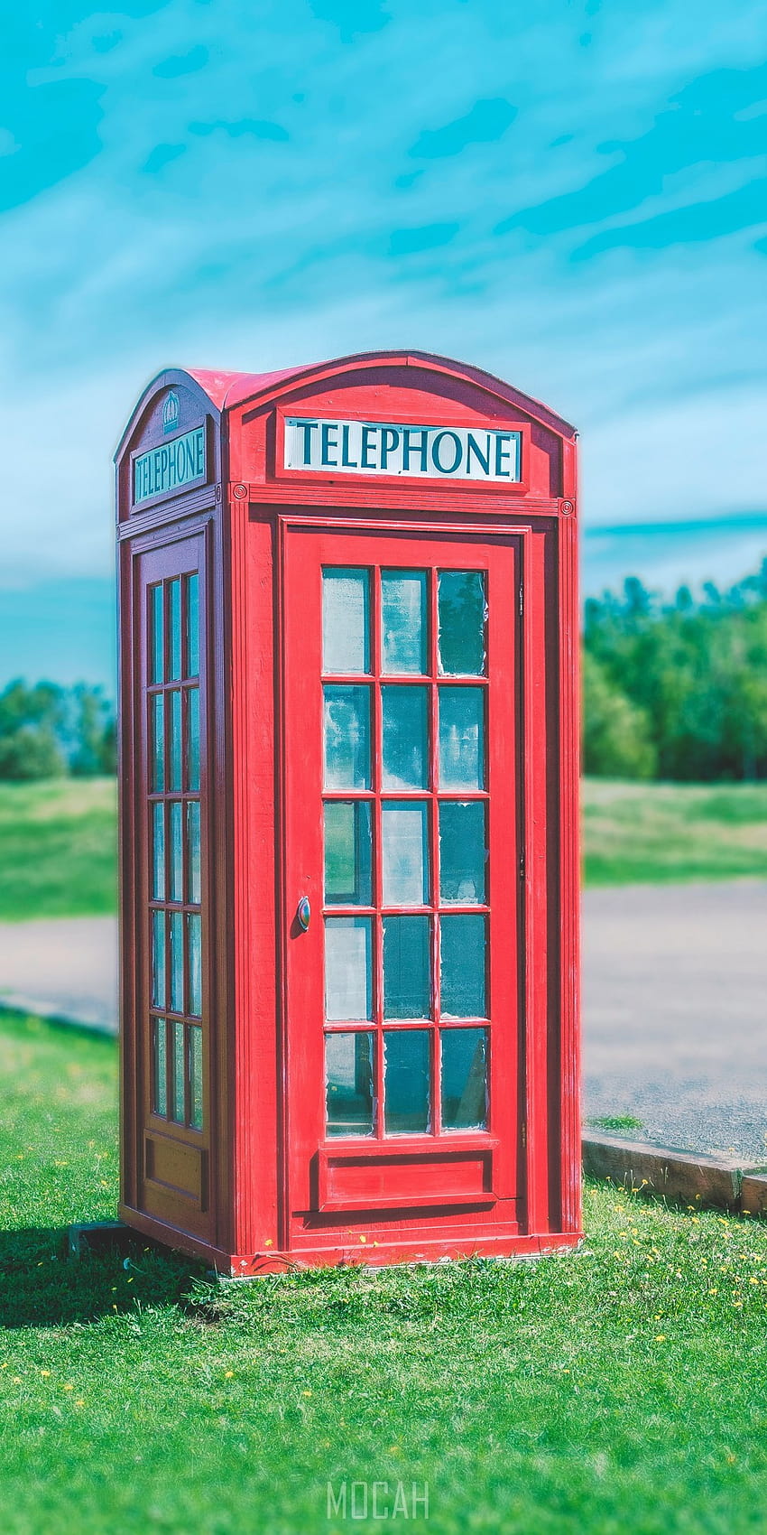 266739 czerwona budka telefoniczna siedzi na zielonej trawie na tle błękitnego nieba, budka telefoniczna w trawie, Samsung Galaxy Note 10 Lite , 1080x2400 Tapeta na telefon HD