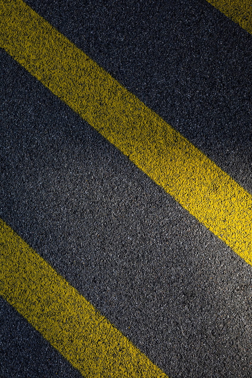 灰色のコンクリート舗装に黒と黄色の線 – チューリッヒ、 HD電話の壁紙
