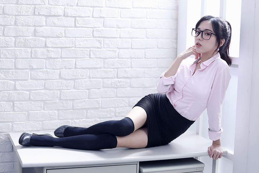 여성 모델 아시아 갈색 머리 포니 테일 사무실 소녀 셔츠 무릎 높이 검은 레깅스 하이힐보고 HD 월페이퍼
