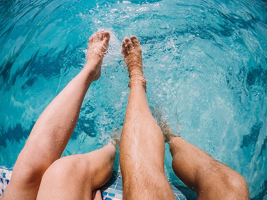 Paar Beine auf der Natur im Freien im Sommer Poolwasser von Ilya, Schwimmbad Paar HD-Hintergrundbild