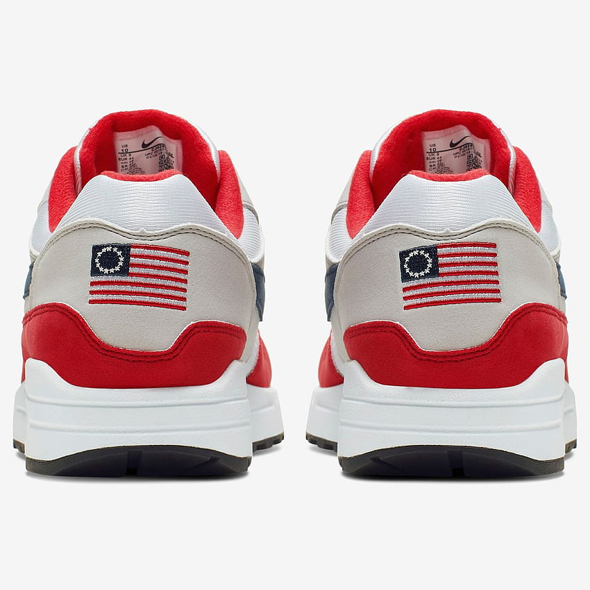 Nike Nixes маратонки „Betsy Ross Flag“ след намесата на Колин Каперник HD тапет за телефон