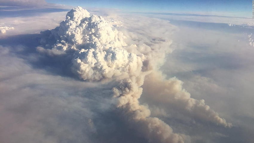 ชมเมฆพายุฝนฟ้าคะนองที่หายากซึ่งก่อตัวขึ้นจากไฟไหม้ครั้งใหญ่ของออสเตรเลีย เมฆคิวมูโลนิมบัส วอลล์เปเปอร์ HD