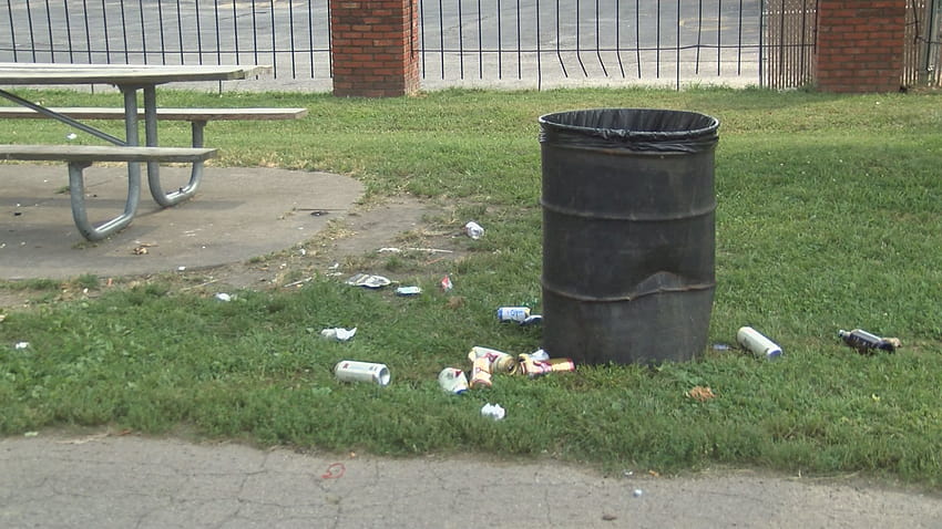 Memphis Athletics, 아무도 Blue & Gray Cleanup Day를 위해 Tennessee 팀을 쓰레기로 버리지 않습니다. HD 월페이퍼