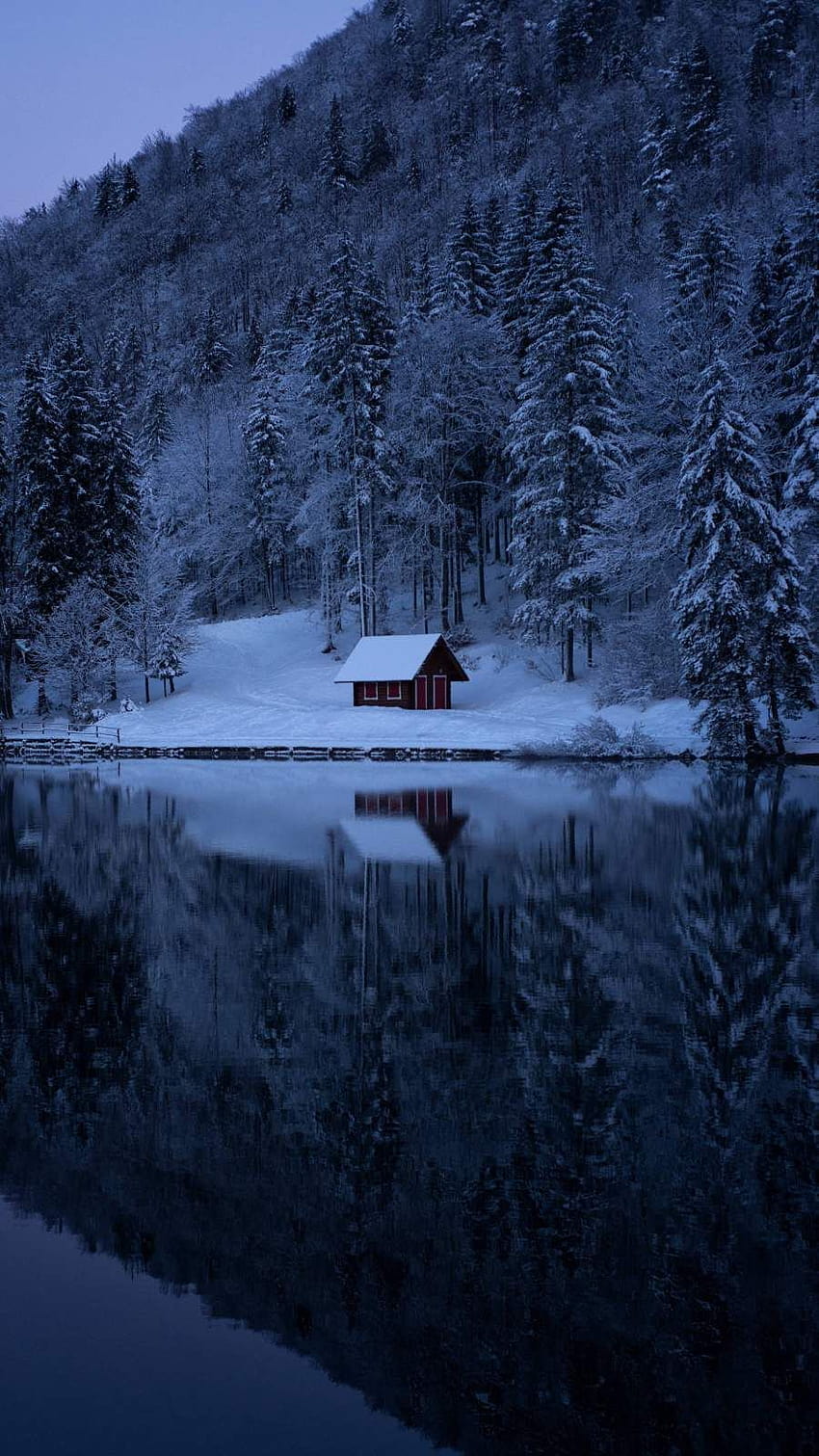 Lake Forest Snow Cabin iPhone, lago del bosque de invierno fondo de pantalla del teléfono