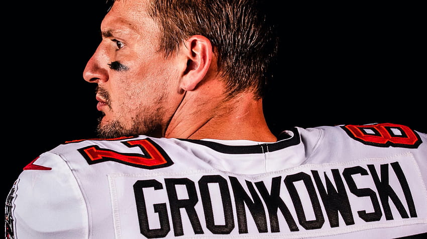 FIRST LOOK: Tampa Bay Buccaneers Reveal of Rob Gronkowski in 2020 Team Kit, gronk gronkowski HD wallpaper