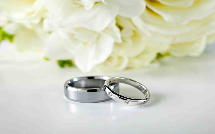 Nhẫn cưới, nhẫn đính hôn bạch kim có lẽ là món quà đặc biệt nhất mà bạn có thể tặng cho người mà mình yêu. Và nếu bạn đang tìm kiếm một mẫu nhẫn như vậy, thì hãy nhấn vào hình ảnh để khám phá những thiết kế 3D hoa văn tuyệt đẹp.