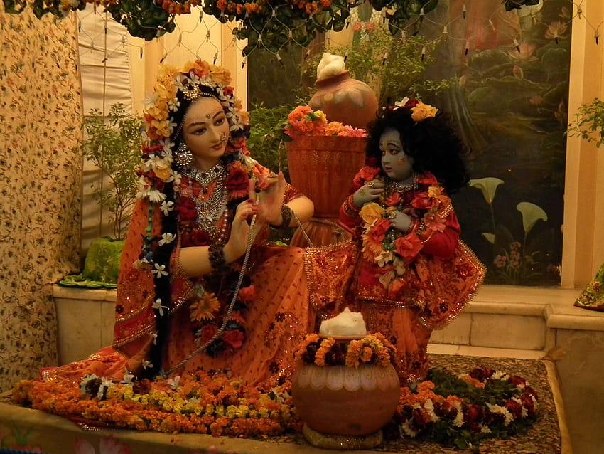 Krishna con Yashoda all'ISKCON Vrindavan – Trappola Sfondo HD