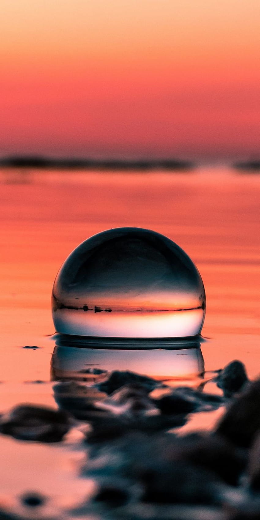 Boule de cristal, coucher de soleil, reflets, réflexion Fond d'écran de téléphone HD