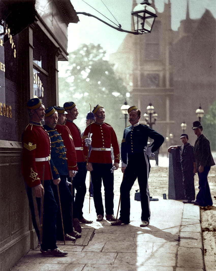 Unglaubliche kolorierte er erwecken das viktorianische Zeitalter zum Leben und zeigen die belebten Straßen Londons im Jahrzehnt nach dem Tod von Charles Dickens HD-Handy-Hintergrundbild