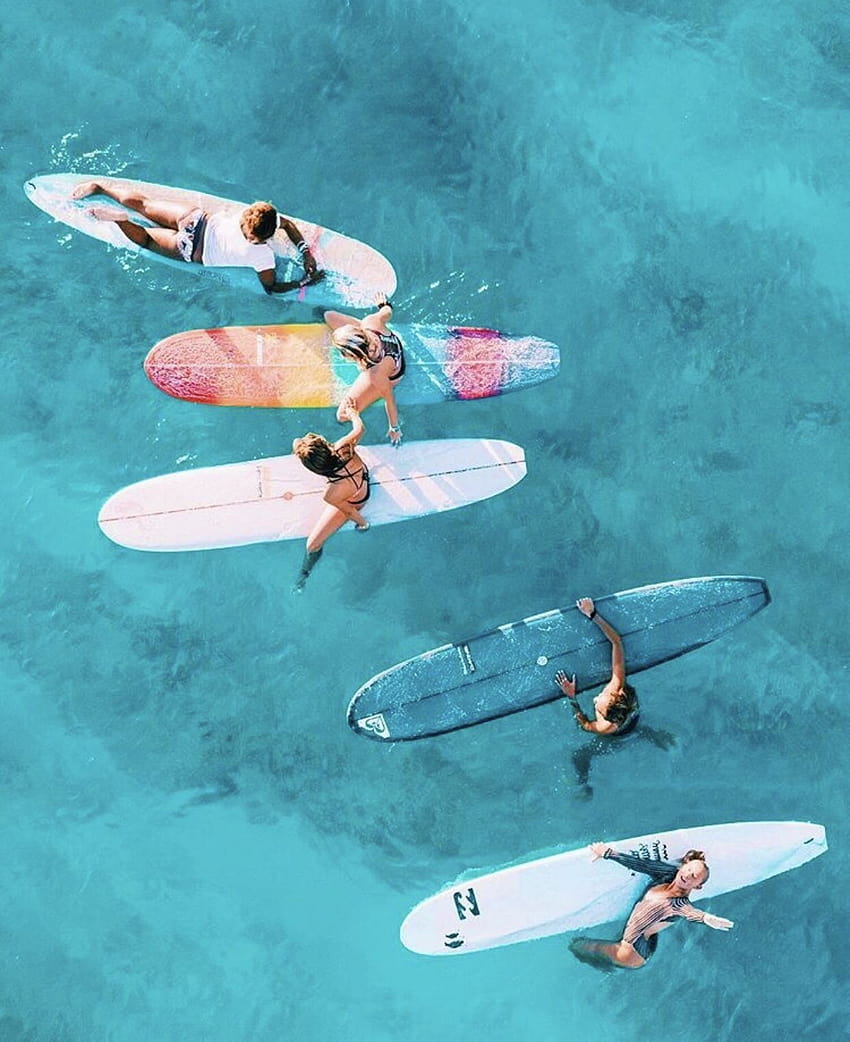 Arkadaşlar birlikte sörf yapıyor., sörf estetiği HD telefon duvar kağıdı