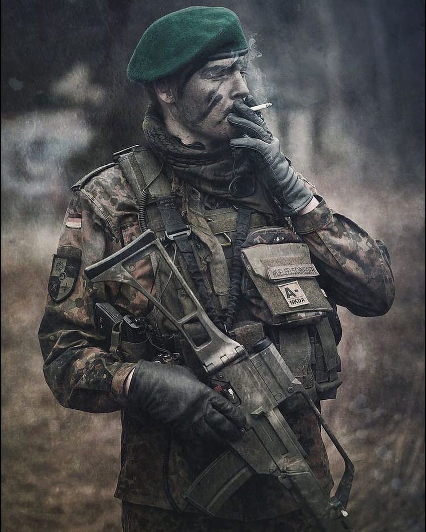 Voici un soldat de l'armée allemande avec son HK G36, military equipment HD phone wallpaper