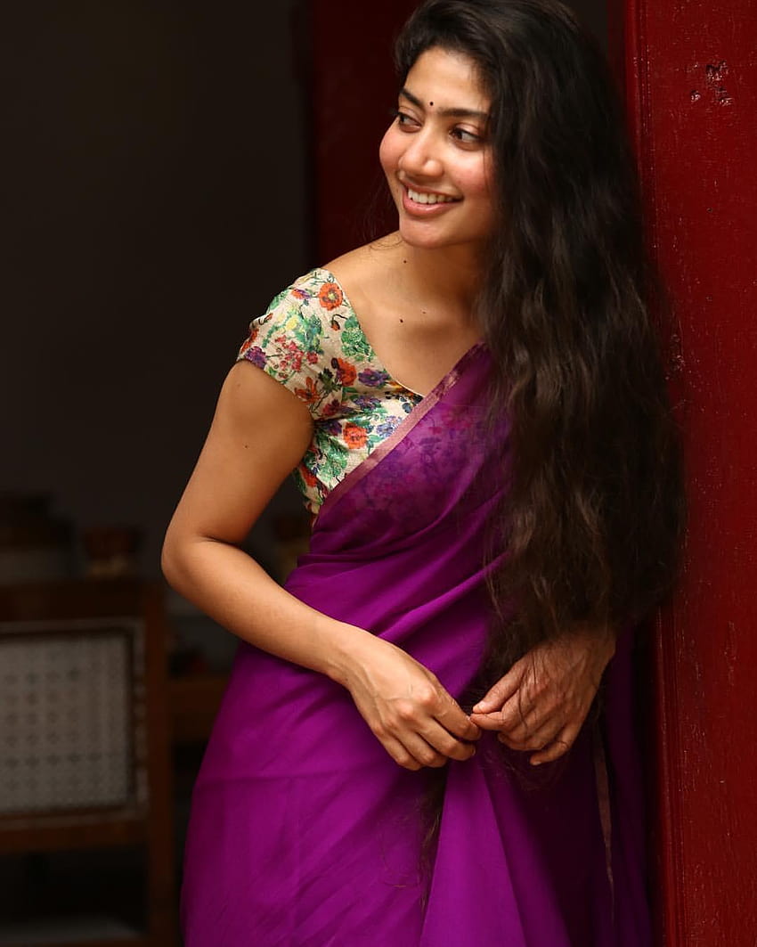 Die Schauspielerin von Love Story, Sai Pallavi, ist hier, um Ihren Montags-Blues mit ihrem freundlichen Lächeln zu vertreiben; Siehe, Sai Pallavi Saree HD-Handy-Hintergrundbild
