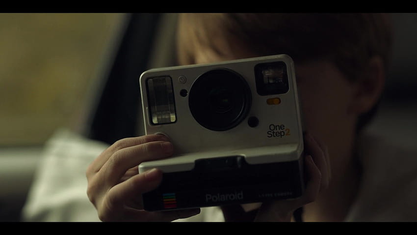 Polaroid One Step 2-Kamera, verwendet von Jackson Robert Scott als Bode in Locke & Key Staffel 1, Folge 1 HD-Hintergrundbild