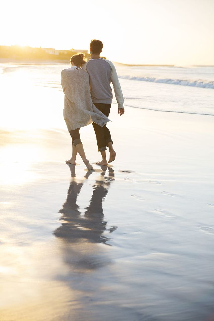 Young couple holding hands and walking on beach at sunset, young couples HD phone wallpaper