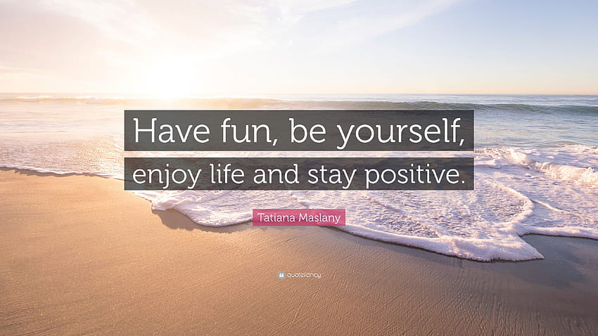Цитат на Татяна Маслани: „Забавлявайте се, бъдете себе си, радвайте се на живота и останете позитивни.“ HD тапет