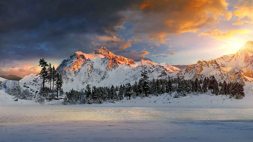 雪に覆われた山の背景 Windows 10 のフル背景 素晴らしい高解像度のコンピューター、高山のカスケード 高画質の壁紙