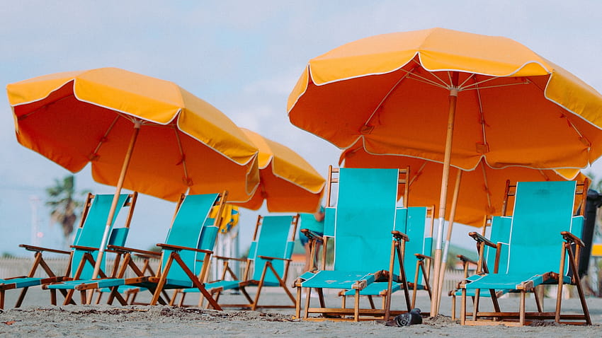 Cadeiras de praia e guarda-sóis Sandy Beach, guarda-sóis de verão papel de parede HD