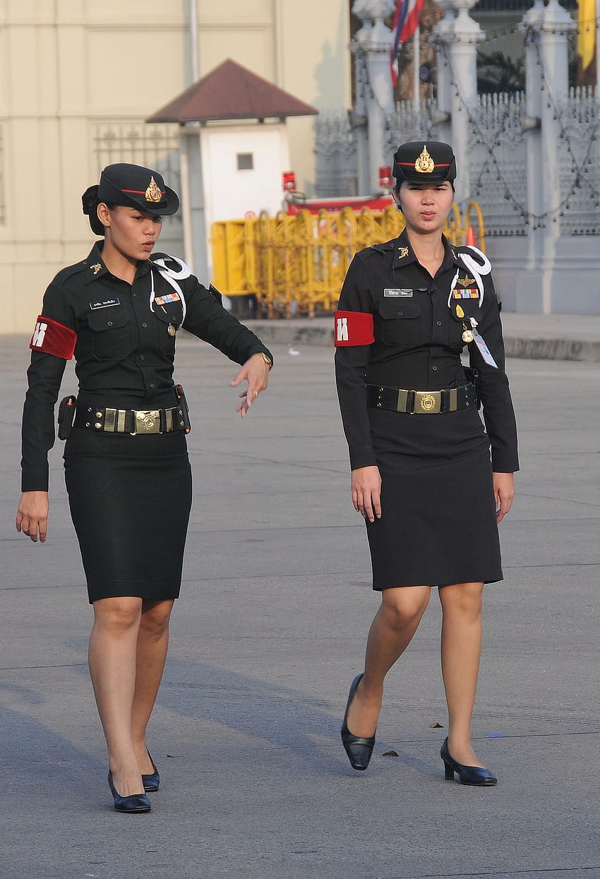 Mujeres policías militares tailandesas hacen un arresto, guardias de seguridad femeninas fondo de pantalla del teléfono