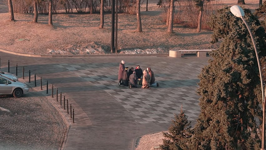 Very moving': Clarissa Ward sees Ukrainians kneeling to pray in town square HD wallpaper