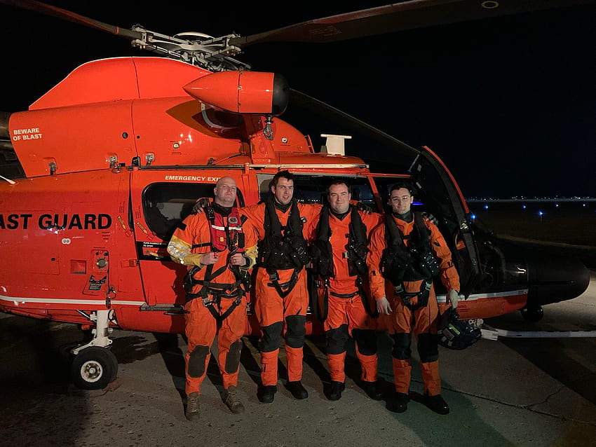 미국 해안 경비대 헬리콥터 승무원은 디트로이트 근처의 얼음에서 캐나다인을 구하기 위해 수영을 사용합니다. HD 월페이퍼