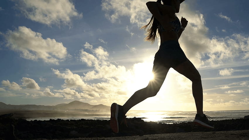 Weibliches Laufen, rüttelndes Mädchen HD-Hintergrundbild