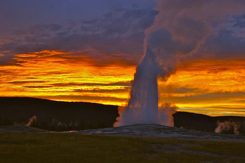 The Natural Beauty Of The Yellowstone National Park, old faithful HD wallpaper