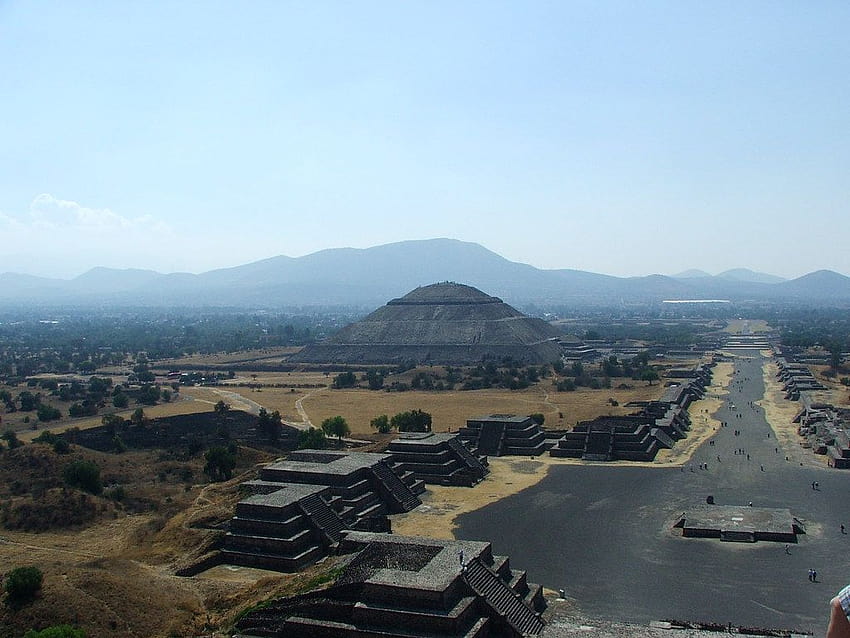 Teotihuacan, the Pyramid of the Sun from the top of the Py… HD wallpaper
