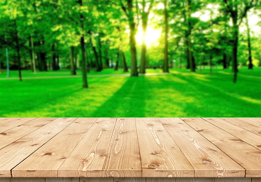 Drewniana podłoga z rozmytym tłem parku przyrody i sezonem letnim, służy do wyświetlania produktów, letnia drewniana podłoga Tapeta HD