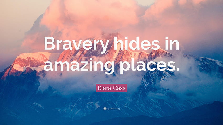 Zitat von Kiera Cass: „Tapferkeit verbirgt sich an erstaunlichen Orten.“ HD-Hintergrundbild