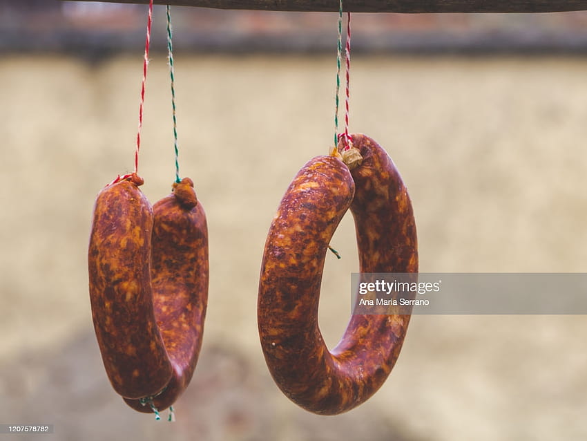 Festival tradizionale di Matanza del Cerdo a Pelabravo Persone che cucinano il chorizo ​​spagnolo a mano in alto Sfondo HD