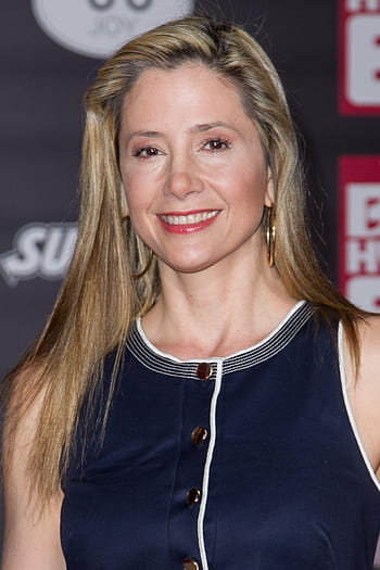 Mira Sorvino on Selfies, Growing Up in New Jersey, and Vintage