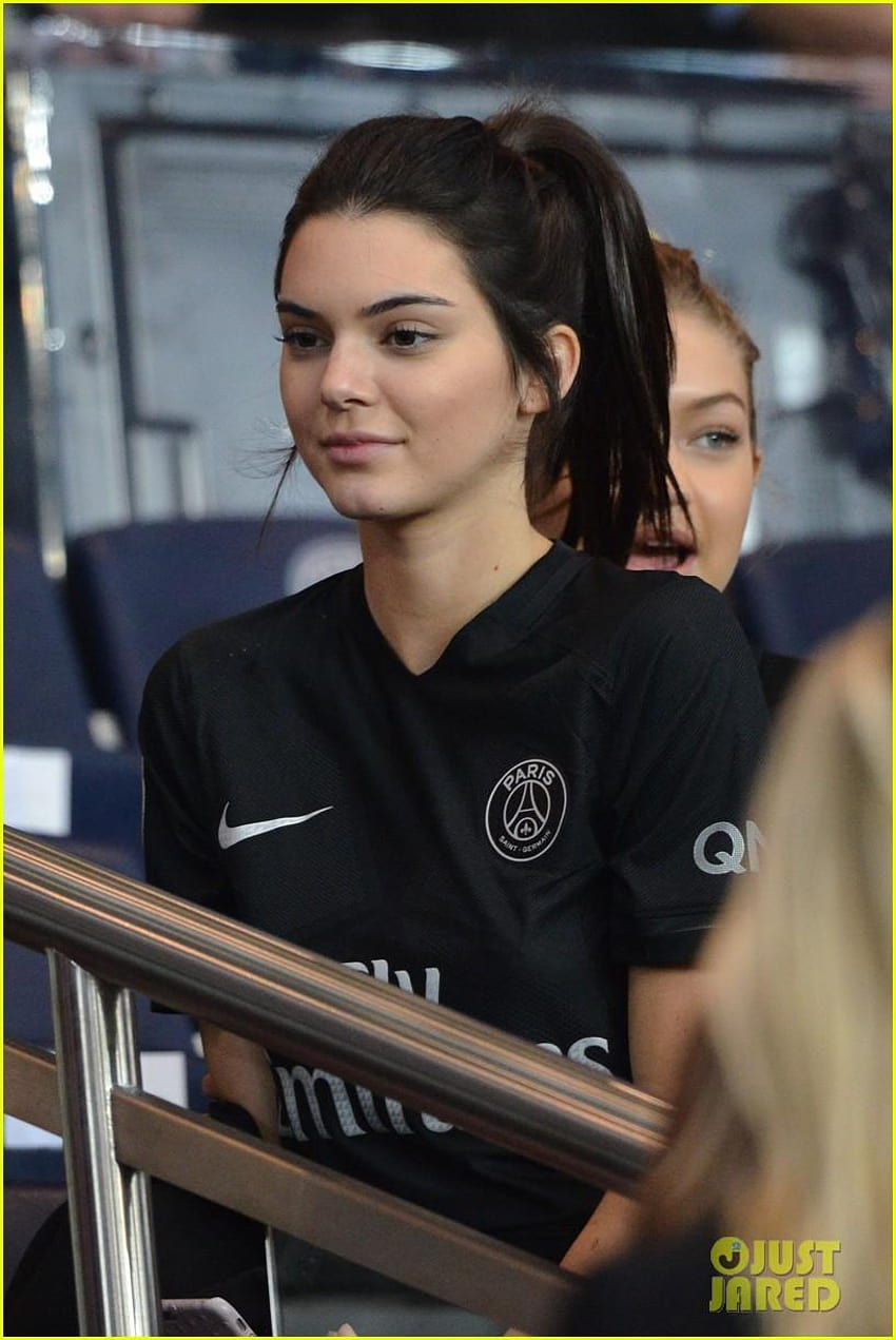 Kendall Jenner & Gigi Hadid Check Out Some Soccer in Paris!, kendall jenner and gigi hadid HD phone wallpaper