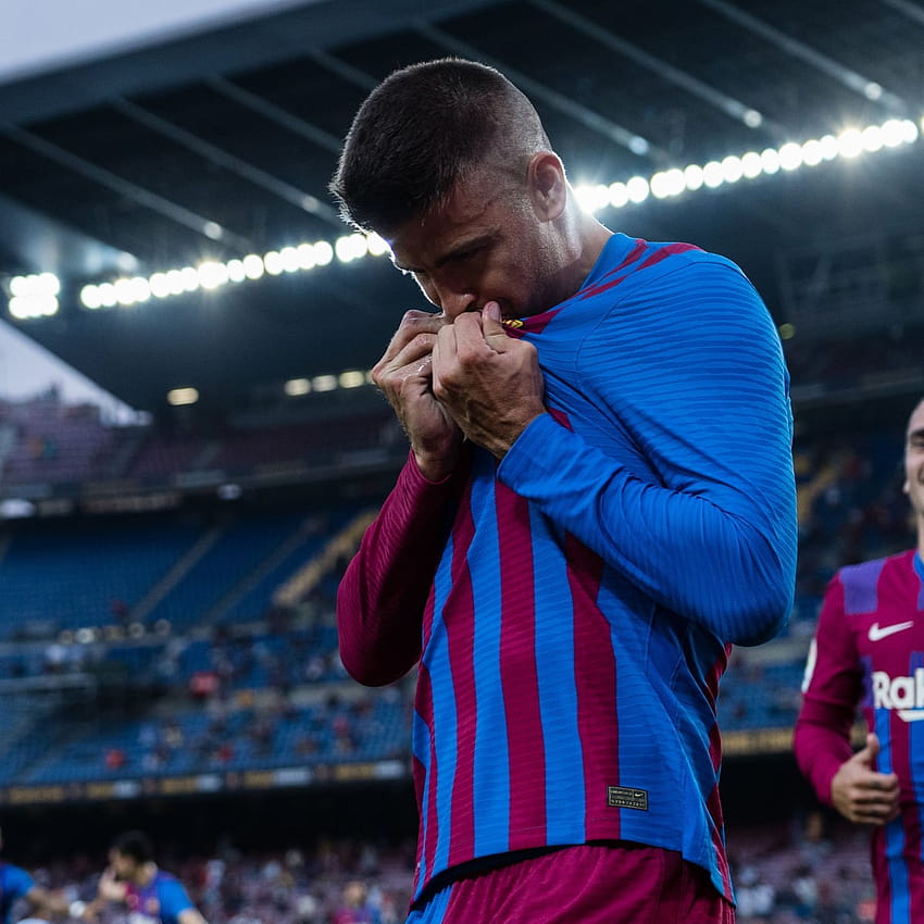 Gerard Piqué mostra i suoi colori del Barcellona mentre il taglio dello stipendio aiuta a creare la vittoria, pique 2022 Sfondo del telefono HD