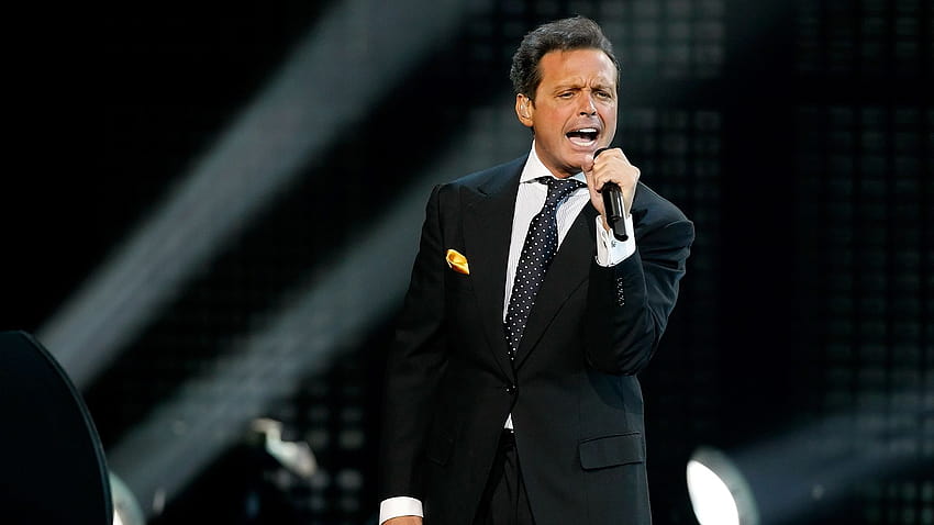 Luis Miguel In Concert At The Colosseum At Caesars Palace HD wallpaper