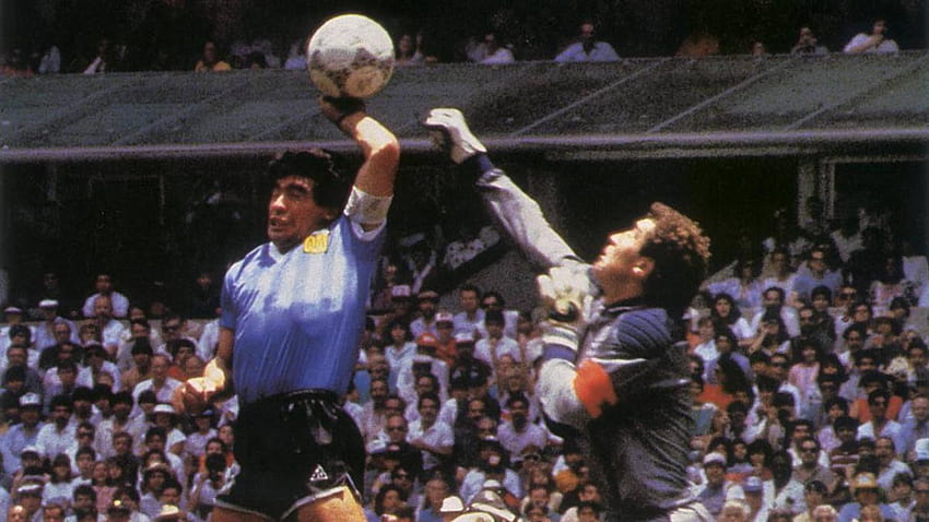 Diego Maradona sostiene il VAR nonostante abbia tratto grandi benefici dalla sua assenza, maradona dio mano Sfondo HD