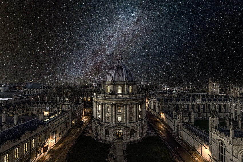 Universidad de Oxford bajo la Vía Láctea invernal por Yunli Song fondo de pantalla