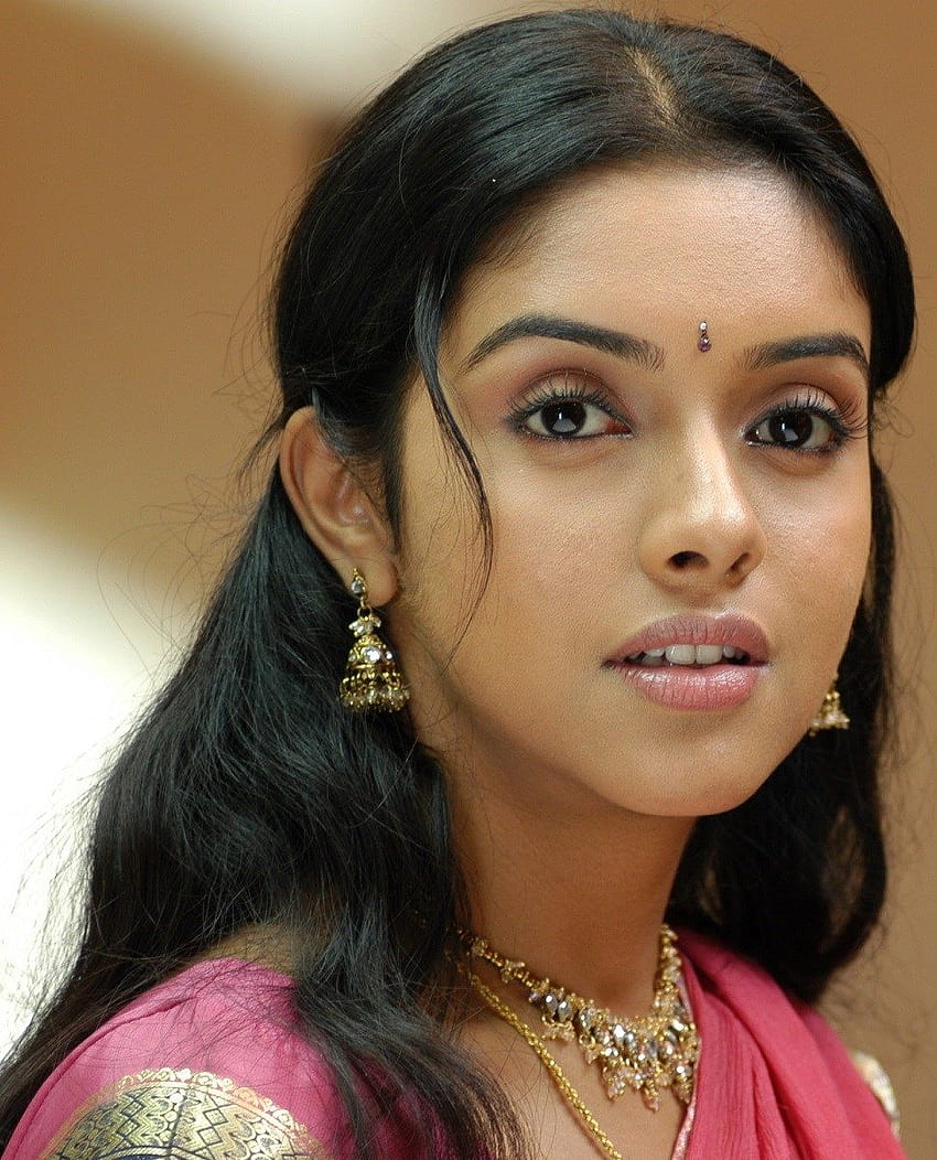 Modelo de televisión india Asin Face Closeup sin maquillaje, cara de actriz india de cerca fondo de pantalla del teléfono