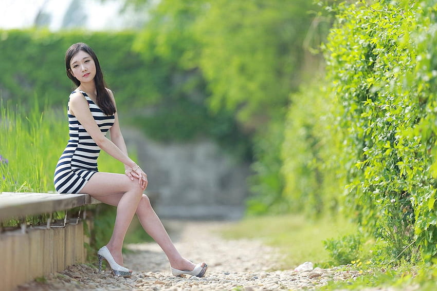 여성 모델 아시아 앉아있는 드레스 하이힐, 앉아있는 여성 HD 월페이퍼