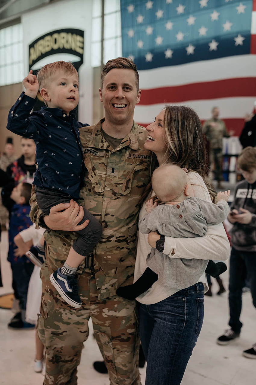 Coge tus pañuelos... ¡Bienvenido a casa, soldado! [Gráfica de Fort Campbell Homecoming] fondo de pantalla del teléfono