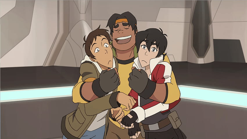 Hunk le da a Lance y Keith un fuerte y amoroso abrazo de parte de Voltron, keith lance voltron fondo de pantalla