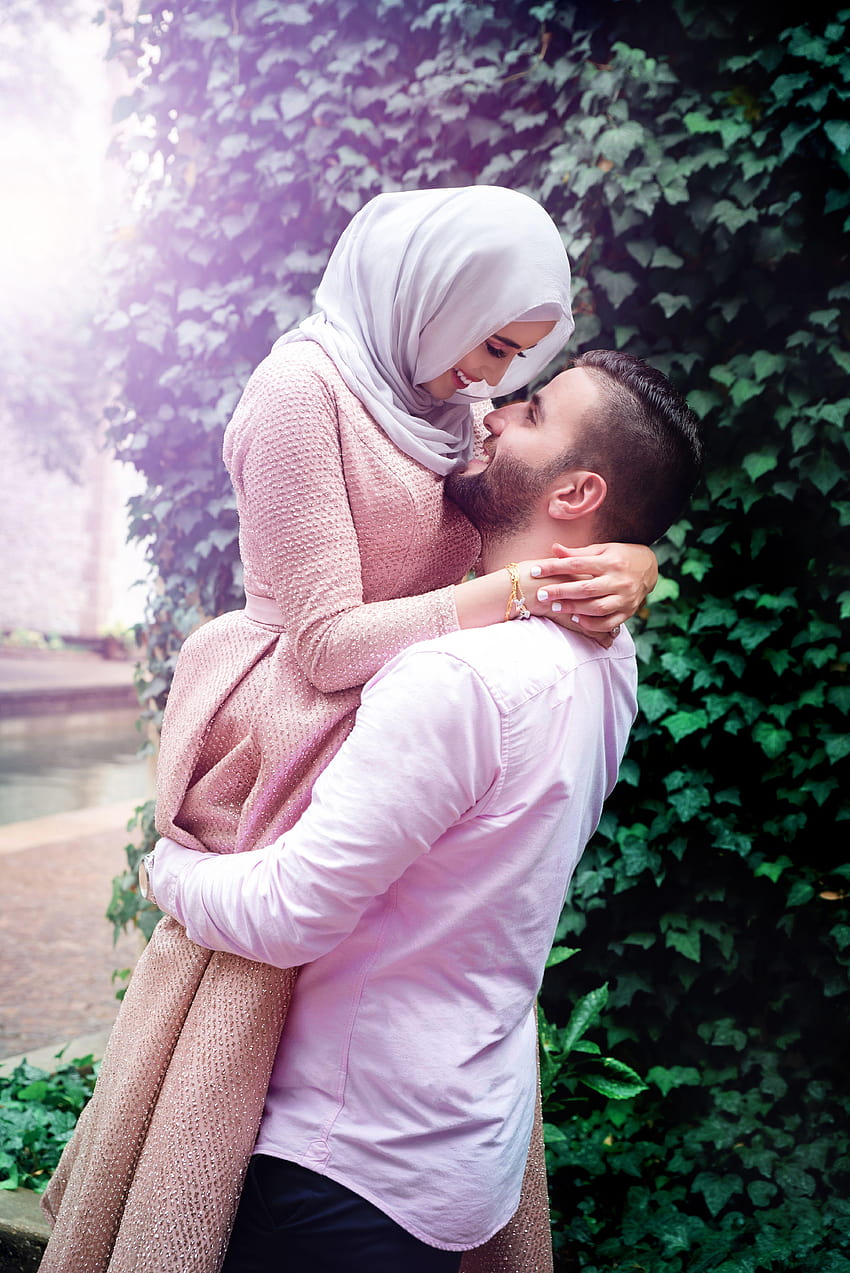 Belle séance d'engagement simple pour un jeune couple musulman, musulman Fond d'écran de téléphone HD